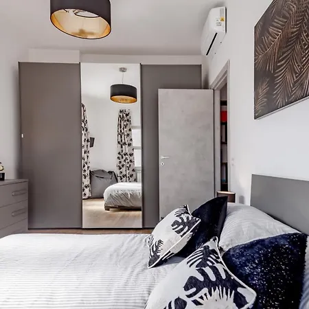 Appartamento Open The Classic Wooden Shutters At A Cozy Nest Firenze