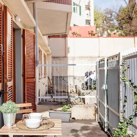Appartamento Open The Classic Wooden Shutters At A Cozy Nest *