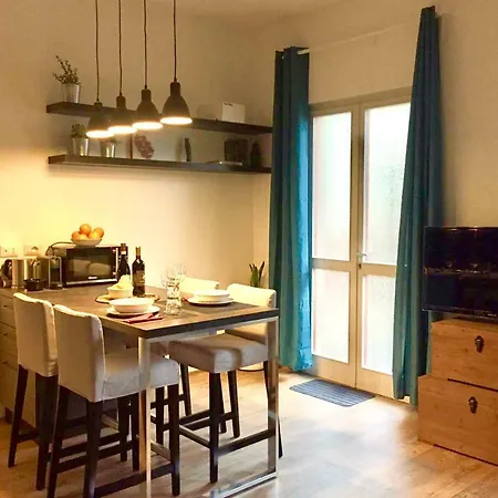 Appartamento Open The Classic Wooden Shutters At A Cozy Nest Firenze