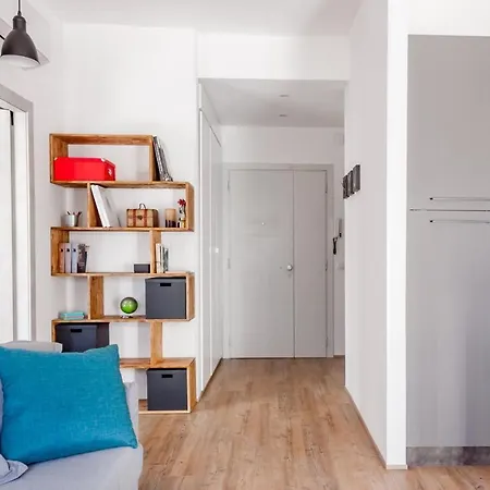 Open The Classic Wooden Shutters At A Cozy Nest Apartamento Florencia