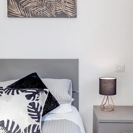 Open The Classic Wooden Shutters At A Cozy Nest Apartamento Florencia
