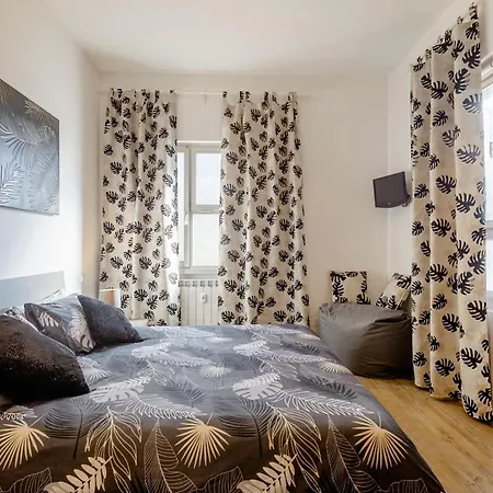 Apartamento Open The Classic Wooden Shutters At A Cozy Nest