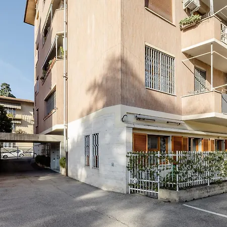 Open The Classic Wooden Shutters At A Cozy Nest Apartamento Florencia