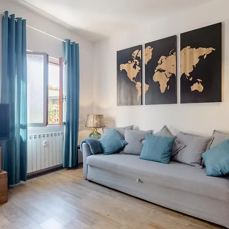 Open The Classic Wooden Shutters At A Cozy Nest Apartamento Florencia