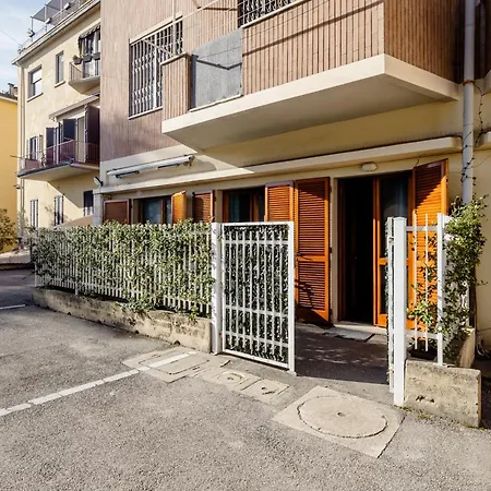 Open The Classic Wooden Shutters At A Cozy Nest Apartamento Florencia