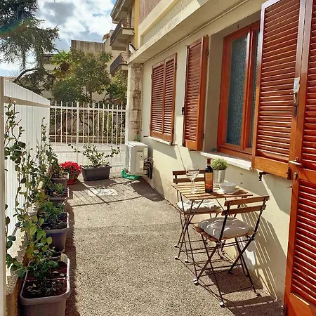 Apartamento Open The Classic Wooden Shutters At A Cozy Nest