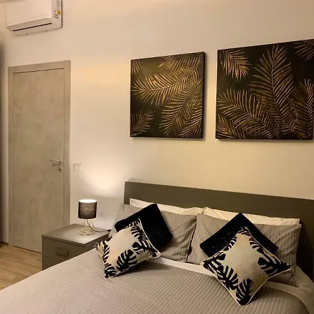 아파트 Open The Classic Wooden Shutters At A Cozy Nest 피렌체